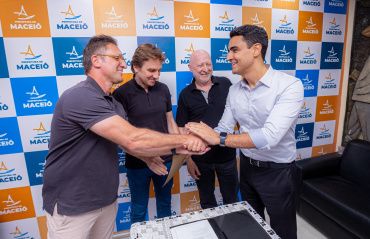 Prefeito JHC entrega alvará para instalação da roda-gigante na orla de Maceió