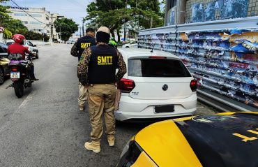 Fiscalização do DMTT flagra veículo transportando maconha e armas brancas