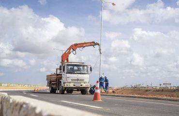 Obras de iluminação pública avançam na Avenida Marília Mendonça