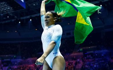 Rebeca Andrade leva prata nas barras assimétricas na Copa do Mundo