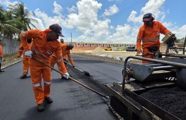 Prefeitura conclui último trecho de pavimentação da Av. Senador Arnon de Melo