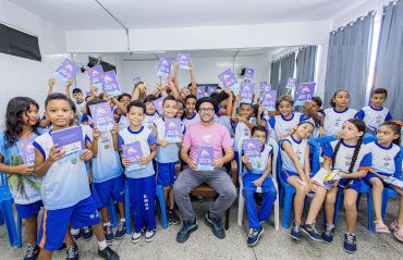 Autor de livros infantojuvenis participa de conscientização ambiental em escolas municipais