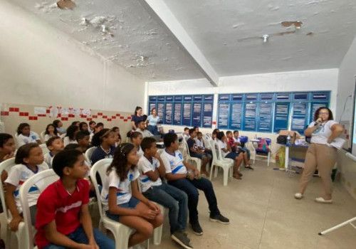 Arsal leva ação educativa sobre saneamento para escola estadual em Maceió