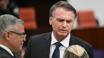 Após exame, Bolsonaro é diagnosticado com esofagite e gastrite moderada