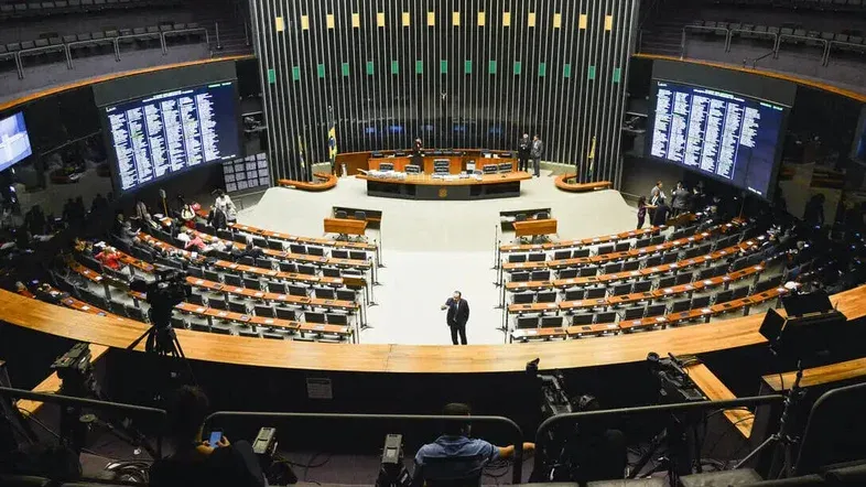 Câmara aprova urgência de projeto que combate adultização nas redes