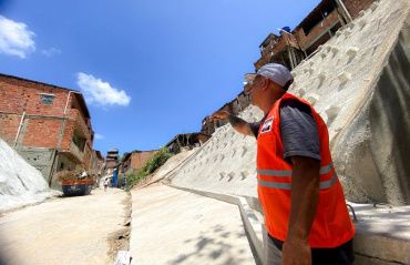 Obras de contenção em encostas levam segurança ao Vale do Reginaldo