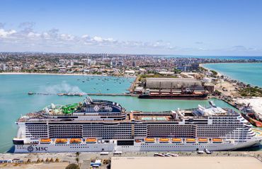 Turismo de Maceió recebe visitantes vindos no navio MSC Grandiosa