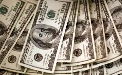 Dólar interrompe sequência de quedas, mas continua abaixo de R$ 5,80