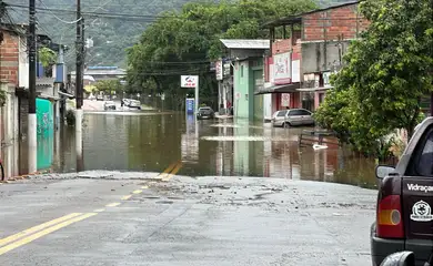 Chuvas bloqueiam trecho de serra e deixam pessoas ilhadas em Ubatuba