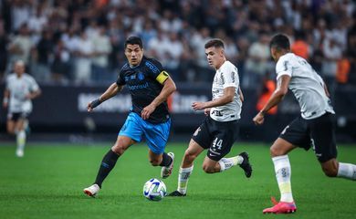 Corinthians e Grêmio empatam em jogo com oito gols