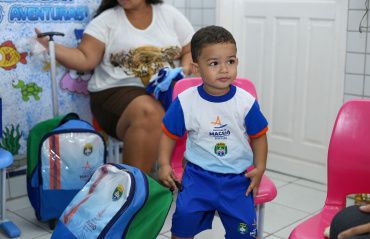 Educação continua entregando kits de fardamento a alunos da rede municipal