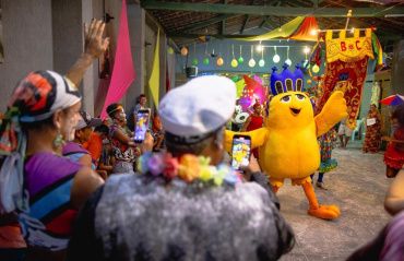 Baile de Carnaval leva animação a pessoas em situação de rua