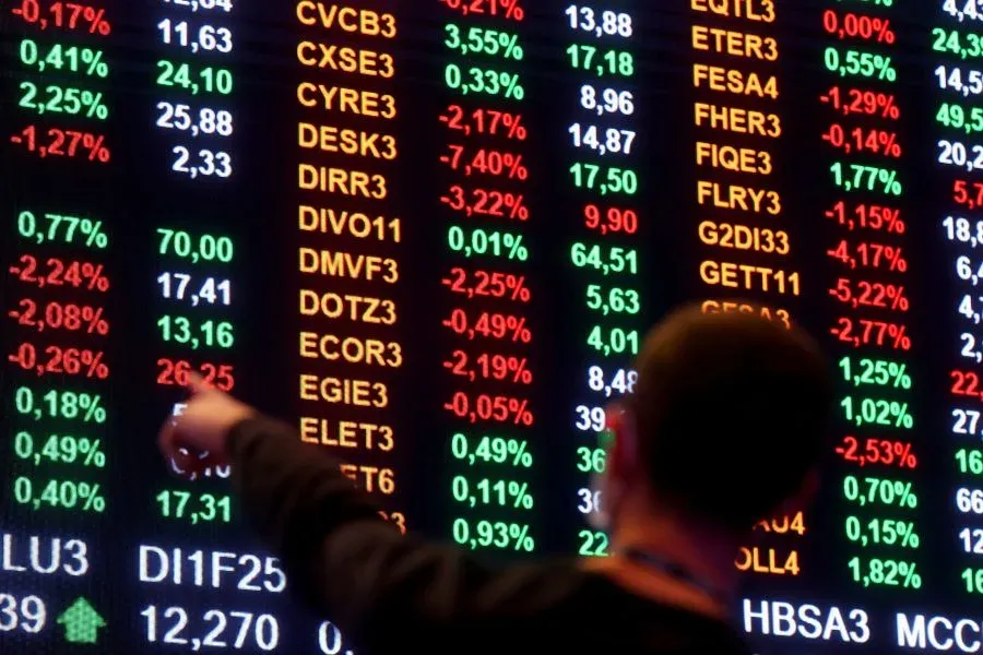 Dólar sobe 2,28% e Ibovespa cai 3,64% na semana de novo tarifaço de Trump
