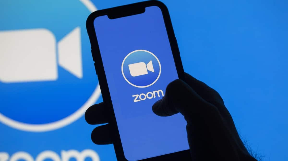Zoom, símbolo do trabalho remoto na pandemia, convoca colaboradores de volta aos escritórios