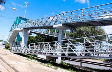 Retirada de passarela fecha trecho da Av. Durval de Góes Monteiro, no domingo (18)