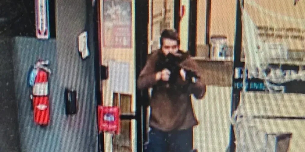 Suspeito de massacre no Maine é encontrado morto após intensa busca