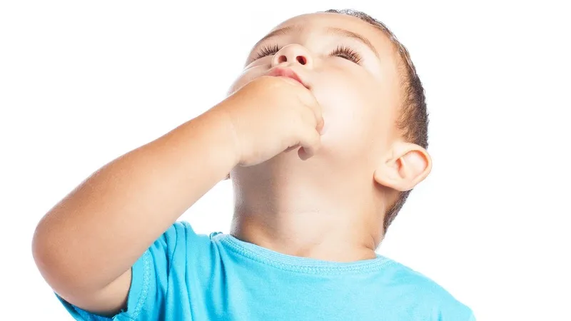 Curiosidade infantil pode virar susto: saiba o que fazer quando a criança coloca algo na boca, no ouvido ou até no nariz