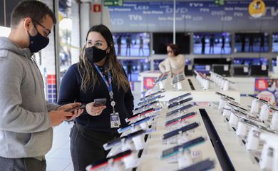 Confiança do consumidor cai 3,1 pontos em maio