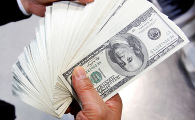 Dólar sobre para R$ 4,91 e atinge maior valor