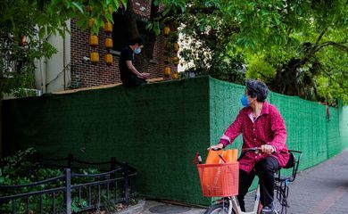 Autoridades arrombam casas à procura de casos de covid-19