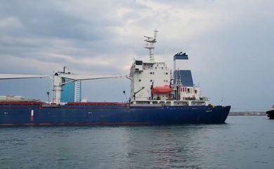 Navio de grãos zarpa de porto de Odessa, diz ministro ucraniano