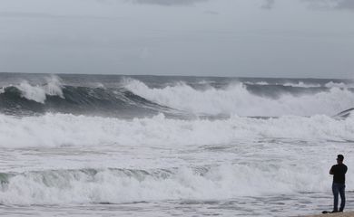 Chegada de ciclone extratropical causa ventos fortes e estragos