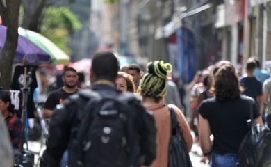 IBGE: renda média de trabalhador branco é 75,7% maior que de pretos