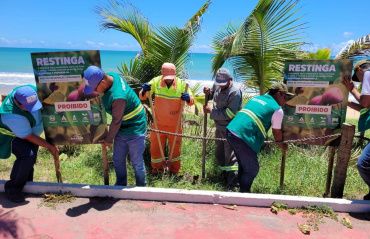 Restinga na orla recebe placas de preservação
