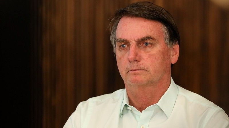 Carlos diz que Bolsonaro está em recuperação de erisipela e que tudo corre bem