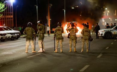 Manifestantes tentam invadir sede da PF e queimam veículos