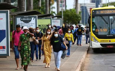Covid-19: Brasil registra 53 mortes e 22,5 mil casos em 24h