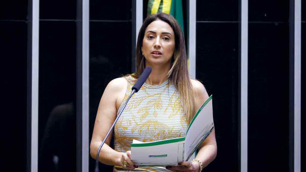 Após abraçar Lula, ex-ministra de Bolsonaro pede desfiliação do PL