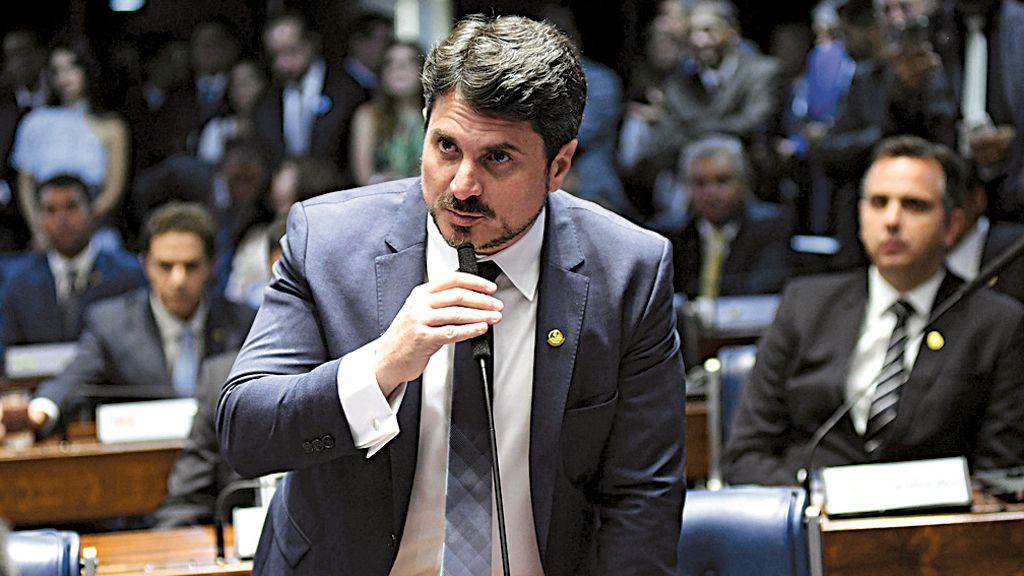 Senador afirma que Bolsonaro tentou coagi-lo a dar golpe