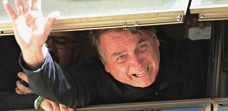 Bolsonaro diz à PF que só soube de joias em 2022