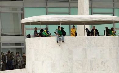 Moraes manda periciar imagens de 8 de janeiro captadas pelo GSI