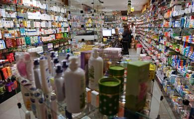 Inflação em abril é de 0,61%, influenciada pela alta de remédios