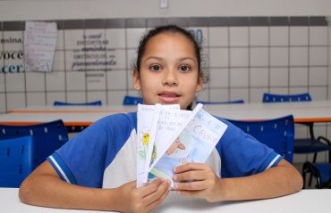Aos 9 anos, aluna da rede municipal de ensino cria histórias e confecciona os próprios livros de forma artesanal