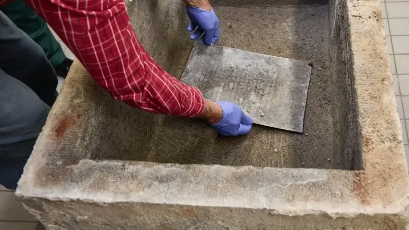 Cápsula do tempo de 1822 é aberta na Alemanha; veja o que havia dentro