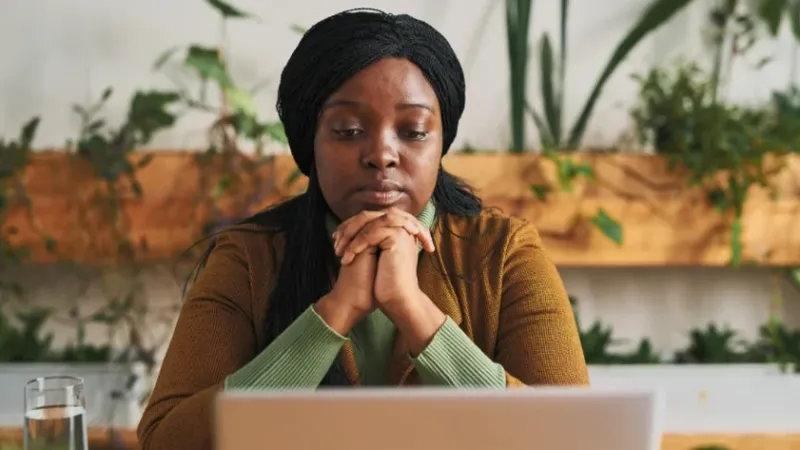 Mulheres negras de baixa renda pagam as maiores taxas de juros no Brasil, segundo BC