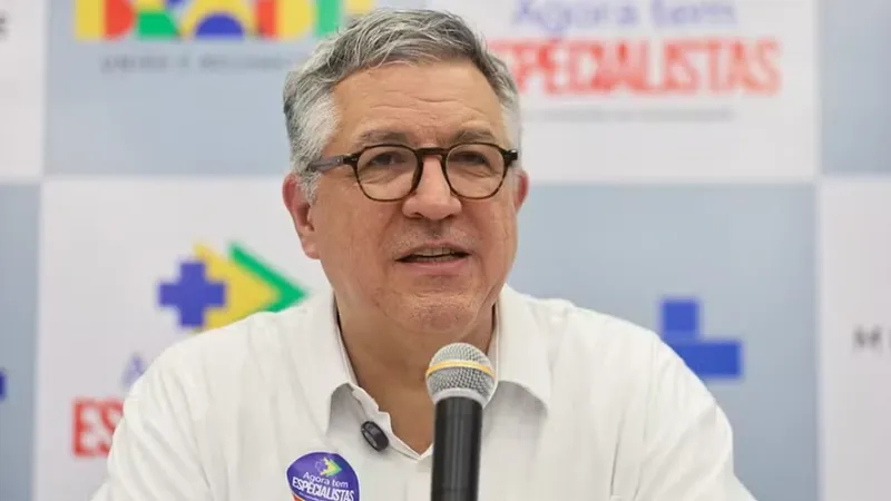 Vacina brasileira contra a dengue deve começar no SUS no fim de janeiro, diz Padilha