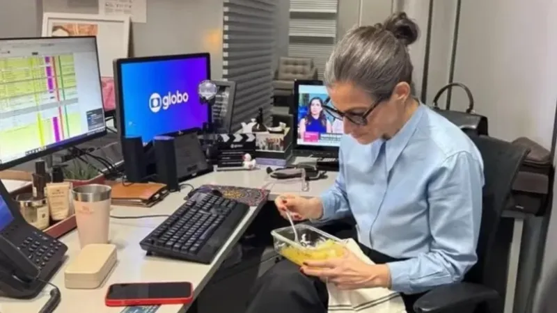 César Tralli mostra Renata Vasconcellos comendo marmita na redação do ‘JN’