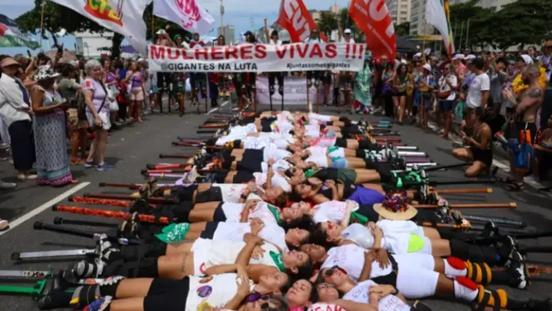 Mulheres se reúnem em Copacabana contra a violência e o feminicídio