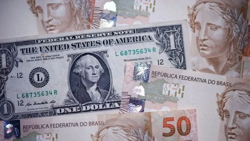 Dólar abaixo de R$ 5: veja os fatores que explicam o fortalecimento do real