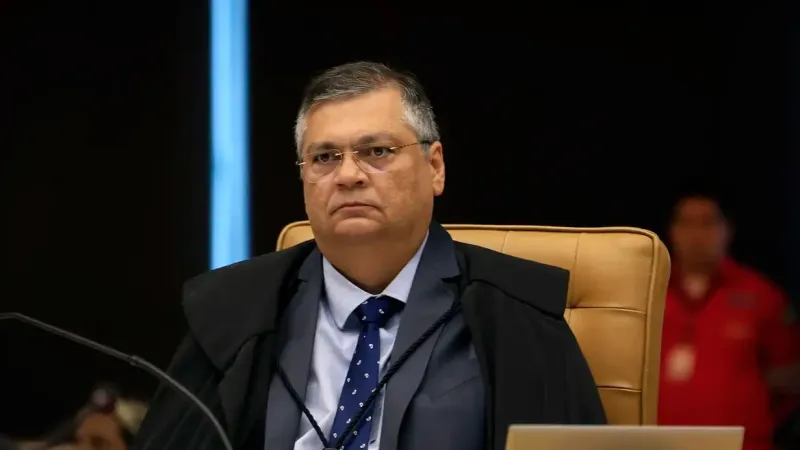 Dino manda suspender pagamento de penduricalhos nos Três Poderes
