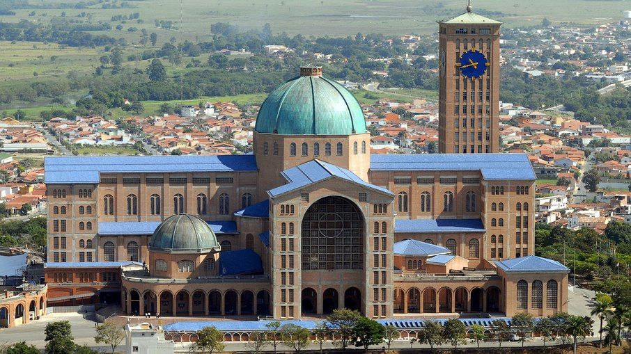 Corpo nu é achado enterrado perto da Basílica de Aparecida (SP)