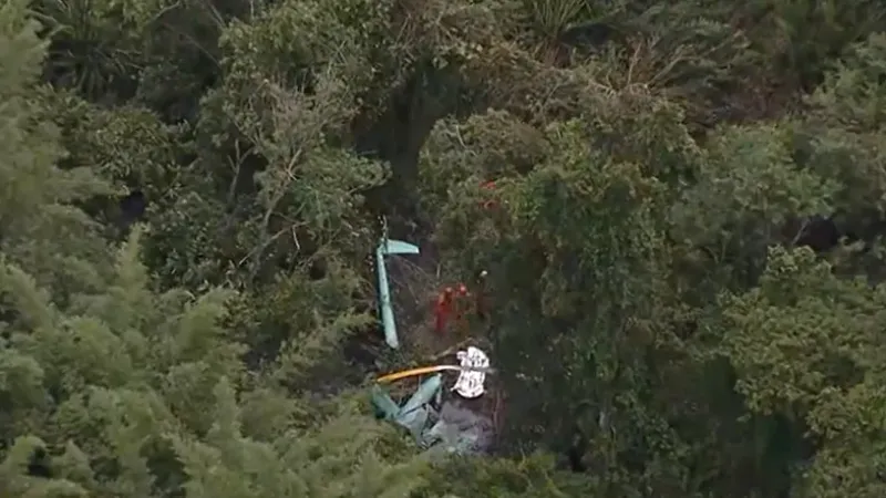 Helicóptero cai na zona oeste do Rio de Janeiro e deixa três pessoas mortas