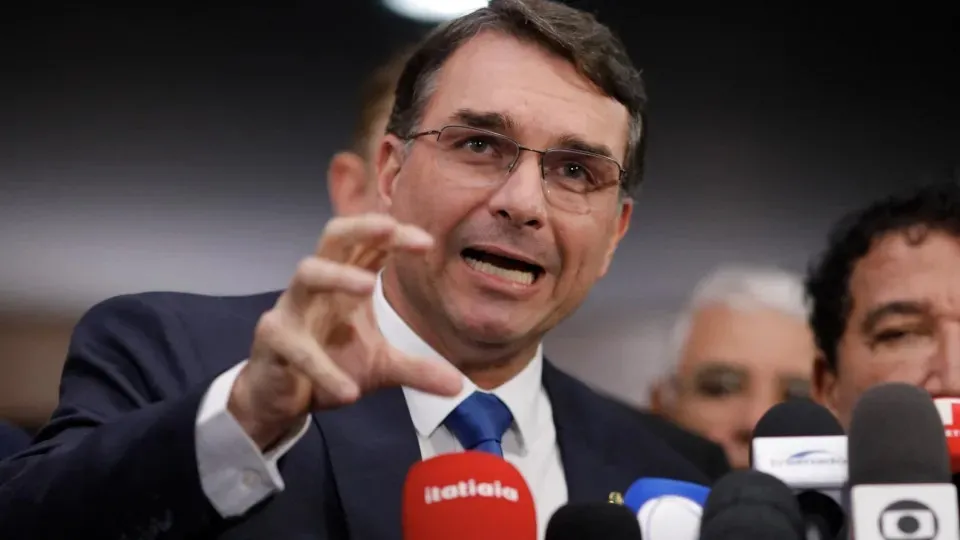 Flávio Bolsonaro vai abrir mão de segurança da PF durante campanha eleitoral