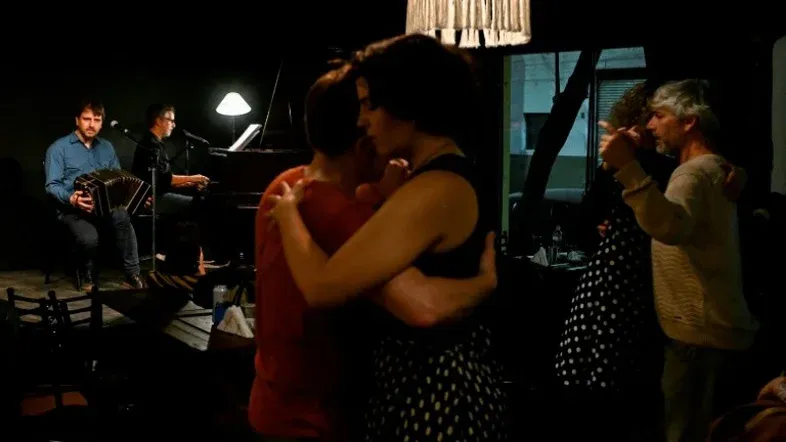 Dançar tango é terapia inovadora na Argentina contra sintomas de Parkinson