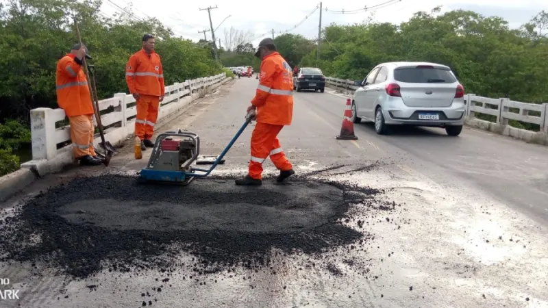 DER conclui reparo em buraco aberto nesta segunda na rodovia AL 101 Norte
