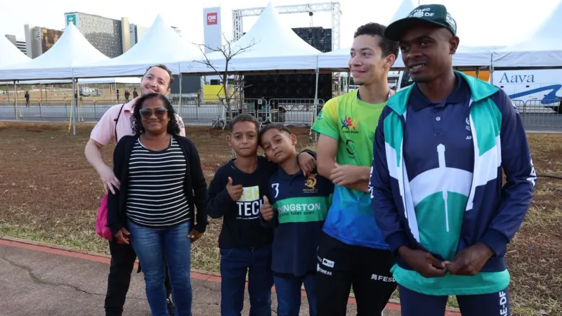 Público madruga para assistir ao desfile na Esplanada dos Ministérios
